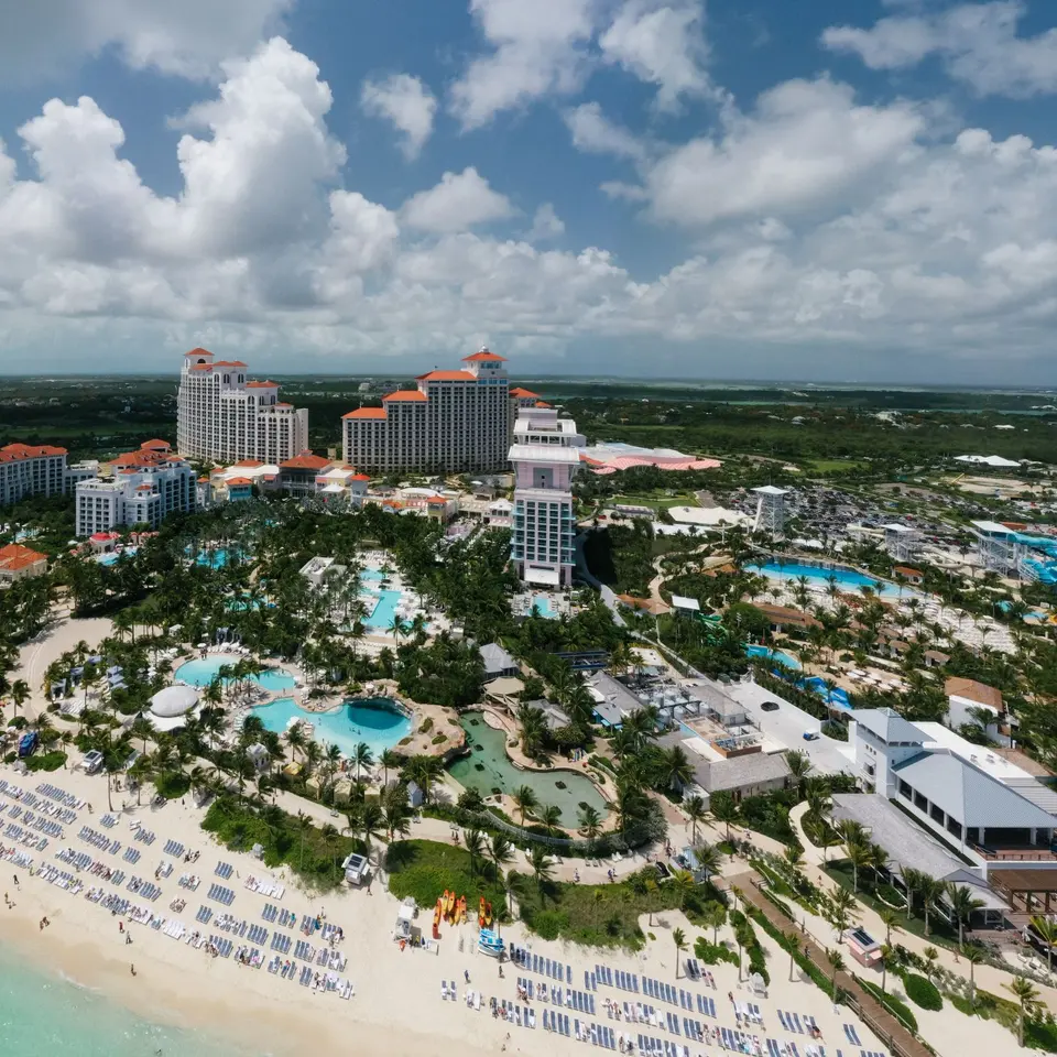 Vista aérea de una playa de aguas turquesa en las Bahamas