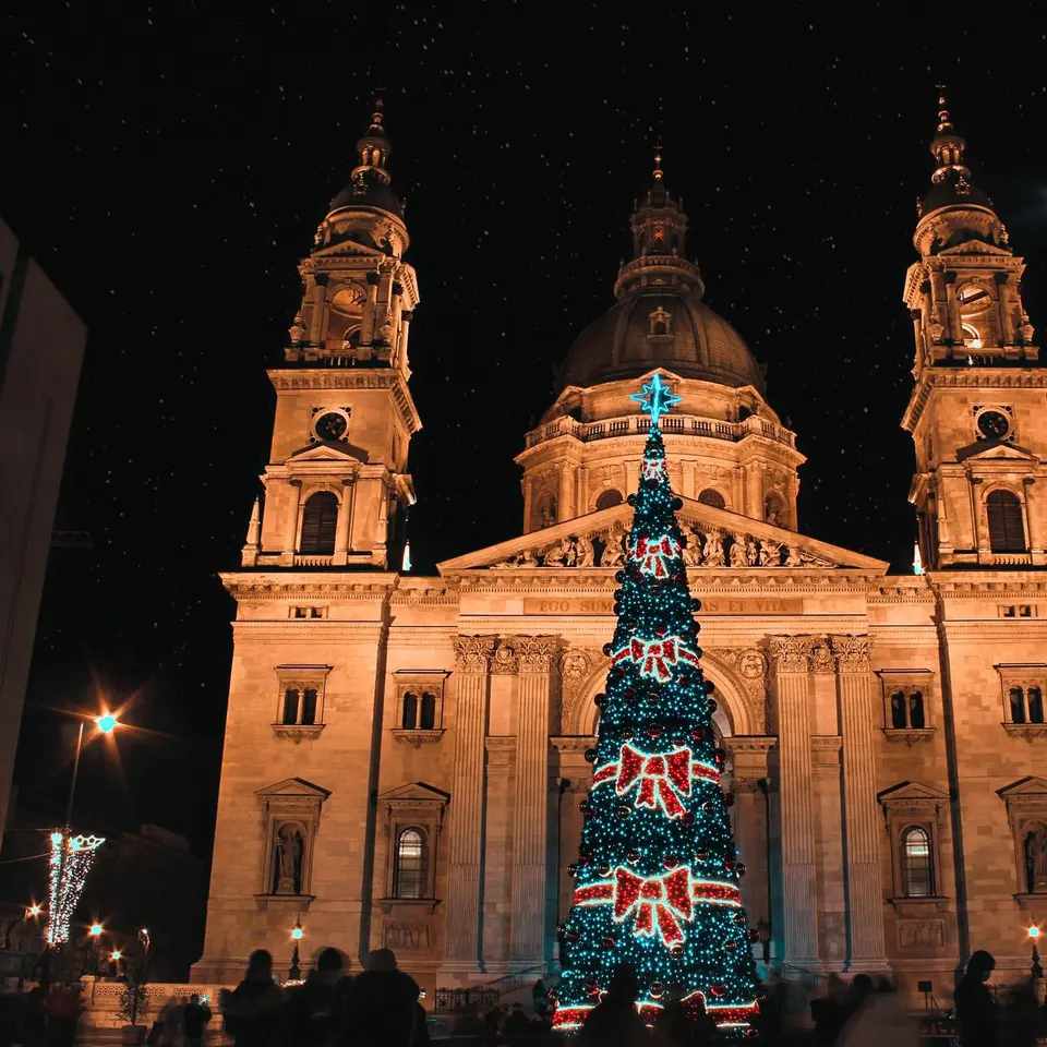 Basílica de San Esteban de Budapest con su árbol de Navidad iluminado de noche