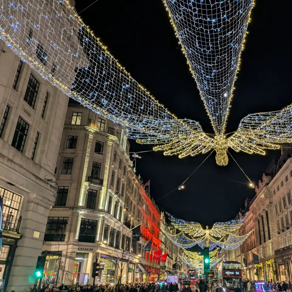 Ángeles de luces de Navidad sobre Regent Street, en Londres