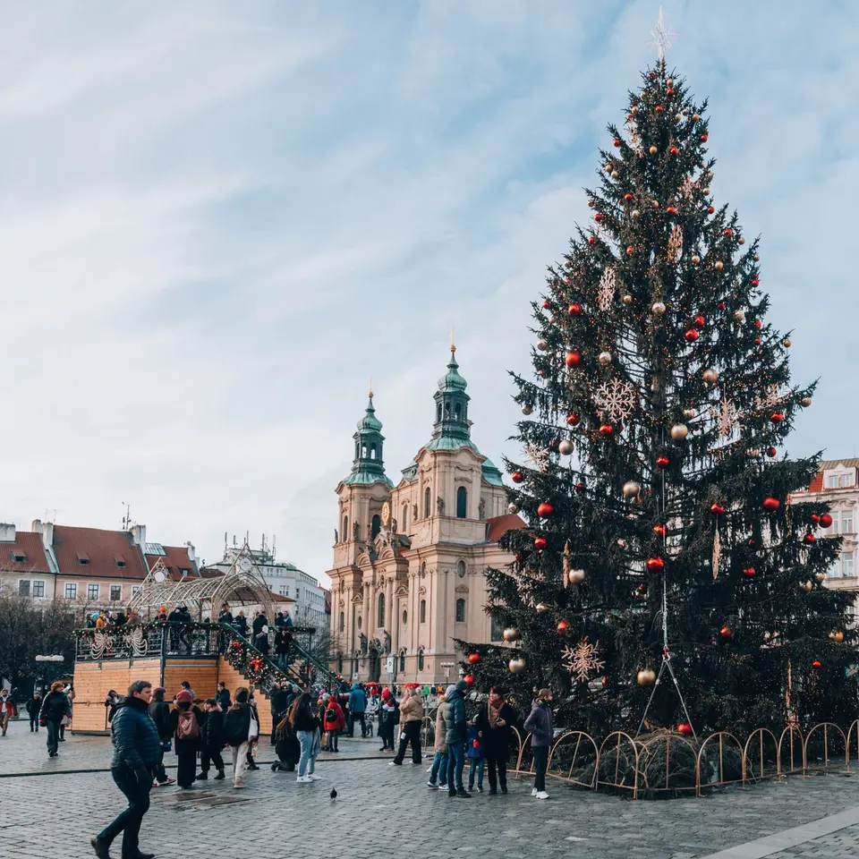 Árbol de Navidad y mercadillo en la Plaza de la Ciudad Vieja de Praga