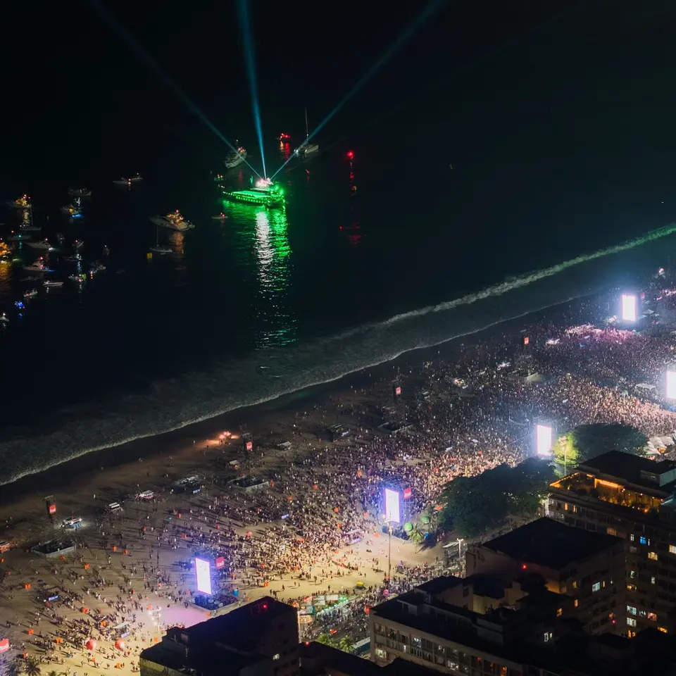Celebración de fin de año en la playa de Copacabana, en Río de Janeiro, vista desde el aire