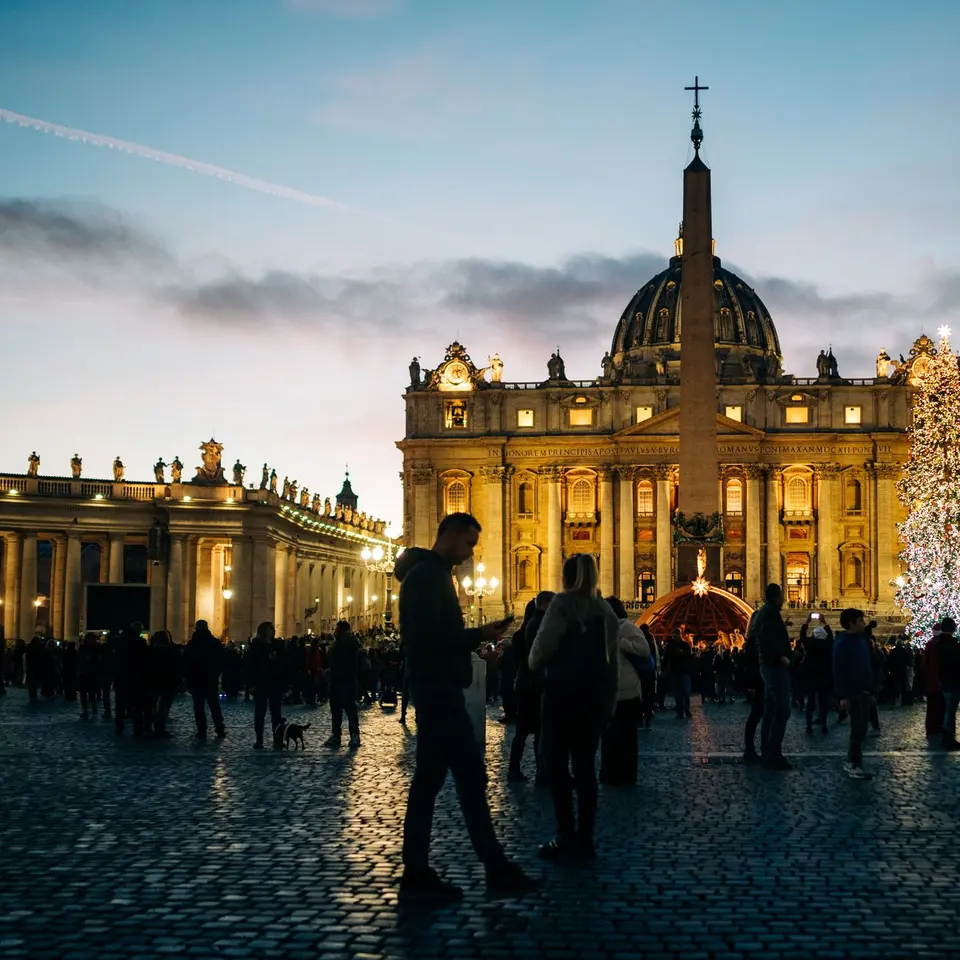 Plaza de San Pedro en Roma al anochecer, con luces y árbol de Navidad