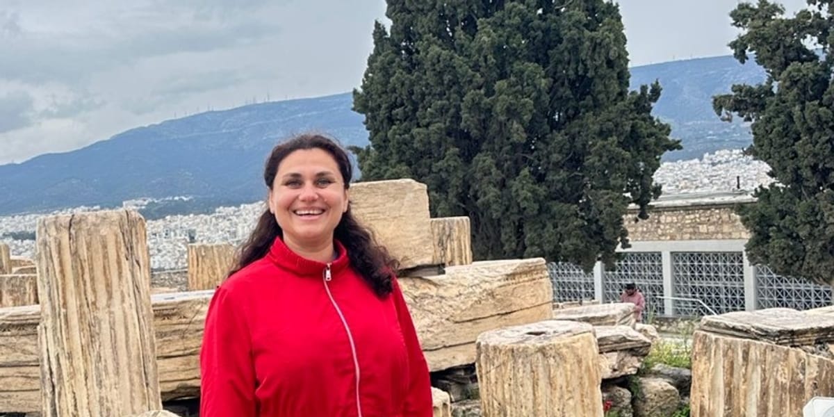 Alina entre las ruinas, con Atenas al fondo