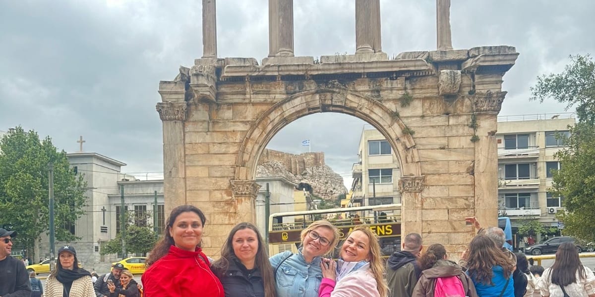 El grupo bajo el arco de Adriano, en Atenas