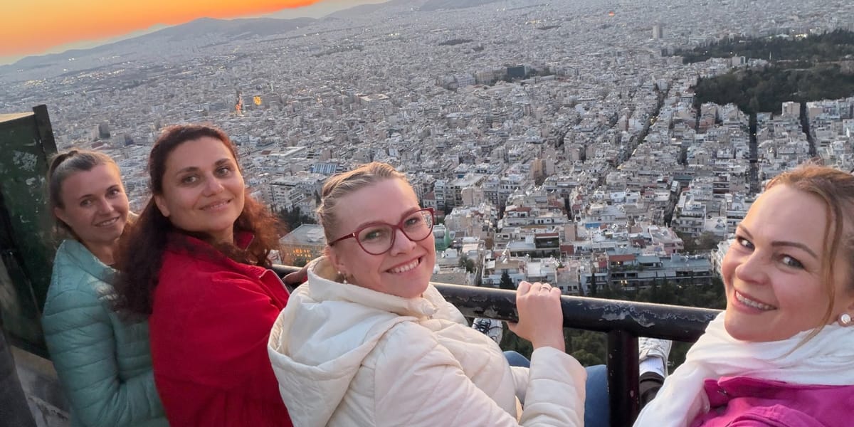 Las cuatro mirando Atenas desde arriba, al atardecer