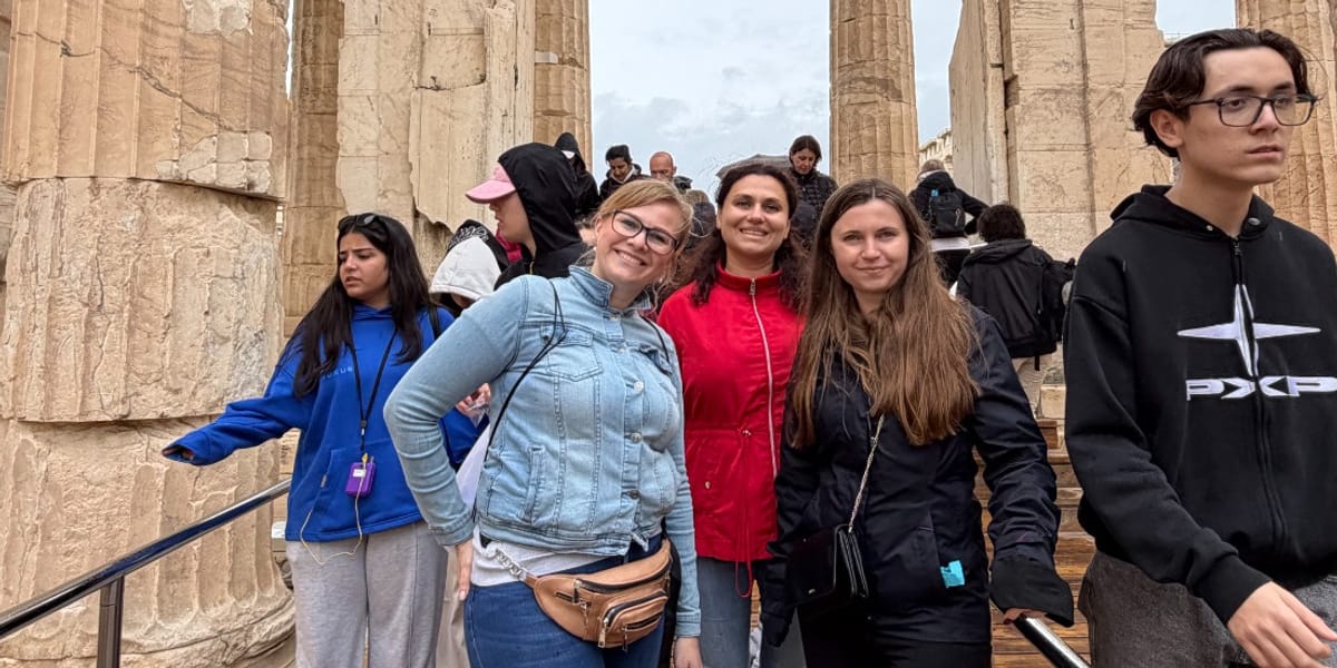 El grupo en la entrada de la Acrópolis, entre las columnas