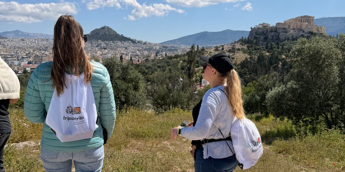 Dos del grupo con las mochilas de TripOnTrib, mirando Atenas